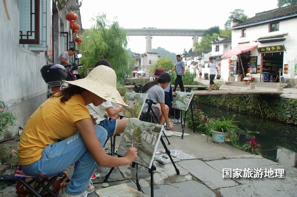 　　9月13日，座落在婺源縣秋口鎮(zhèn)李坑村“小橋、流水、人家”創(chuàng)作寫生基地的李坑章文灑店農(nóng)家樂。