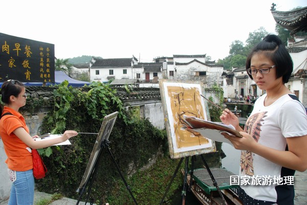 　　9月13日，座落在婺源縣秋口鎮(zhèn)李坑村“小橋、流水、人家”創(chuàng)作寫生基地的李坑章文灑店農(nóng)家樂。