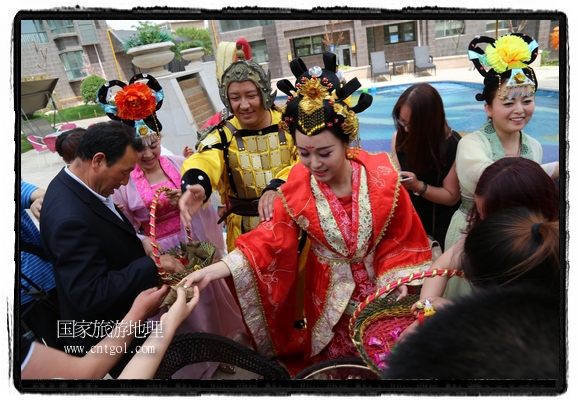 6月19日，端午節(jié)的前一天，甘肅平?jīng)鍪嗅轻紖^(qū)南山公園澳廈麗灣小區(qū)“邀請”唐朝被譽為四大美女之一的“楊貴妃”前來與市民見面，共度“端午佳節(jié)”。期間，“貴妃娘娘”由一名解說人員做向?qū)Вc小區(qū)居民一同游玩、賞景、互敬酒水、合影留念，并現(xiàn)場贈送大人小孩粽子、香包和糖果。