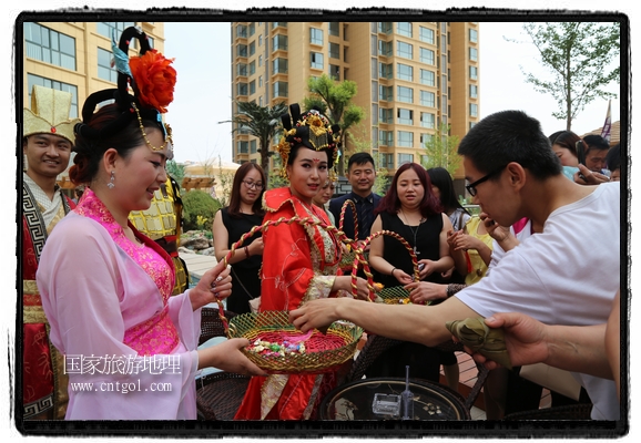 6月19日，端午節(jié)的前一天，甘肅平?jīng)鍪嗅轻紖^(qū)南山公園澳廈麗灣小區(qū)“邀請”唐朝被譽為四大美女之一的“楊貴妃”前來與市民見面，共度“端午佳節(jié)”。期間，“貴妃娘娘”由一名解說人員做向?qū)Вc小區(qū)居民一同游玩、賞景、互敬酒水、合影留念，并現(xiàn)場贈送大人小孩粽子、香包和糖果。