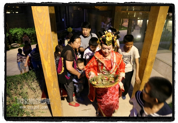 6月19日，端午節(jié)的前一天，甘肅平?jīng)鍪嗅轻紖^(qū)南山公園澳廈麗灣小區(qū)“邀請”唐朝被譽為四大美女之一的“楊貴妃”前來與市民見面，共度“端午佳節(jié)”。期間，“貴妃娘娘”由一名解說人員做向?qū)?，與小區(qū)居民一同游玩、賞景、互敬酒水、合影留念，并現(xiàn)場贈送大人小孩粽子、香包和糖果。