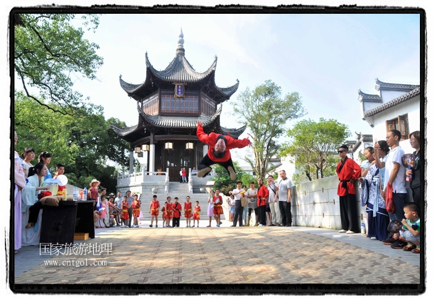 6月20日，小朋友們和中國(guó)武術(shù)愛(ài)好者們?cè)诮魇℃脑纯h熹園景區(qū)表演中國(guó)傳統(tǒng)的中國(guó)武術(shù)功夫，吸引許多游人前來(lái)駐足觀看。當(dāng)日是中國(guó)傳統(tǒng)的端午節(jié)，江西省婺源縣的中國(guó)武術(shù)愛(ài)好者們通過(guò)表演中國(guó)武術(shù)功夫，打太極，表演了少林棍、硬氣功、自選拳等少林寺功夫，讓孩子們從小學(xué)習(xí)中國(guó)武術(shù)，傳承中國(guó)武德，感受先人過(guò)端午的氛圍。