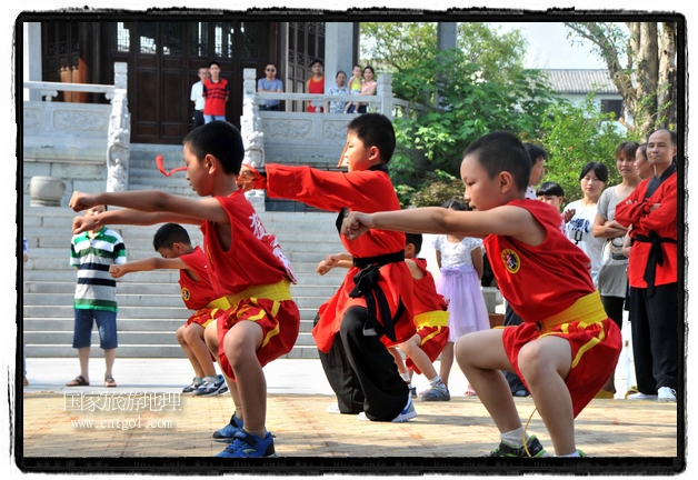 6月20日，小朋友們和中國(guó)武術(shù)愛(ài)好者們?cè)诮魇℃脑纯h熹園景區(qū)表演中國(guó)傳統(tǒng)的中國(guó)武術(shù)功夫，吸引許多游人前來(lái)駐足觀看。當(dāng)日是中國(guó)傳統(tǒng)的端午節(jié)，江西省婺源縣的中國(guó)武術(shù)愛(ài)好者們通過(guò)表演中國(guó)武術(shù)功夫，打太極，表演了少林棍、硬氣功、自選拳等少林寺功夫，讓孩子們從小學(xué)習(xí)中國(guó)武術(shù)，傳承中國(guó)武德，感受先人過(guò)端午的氛圍。