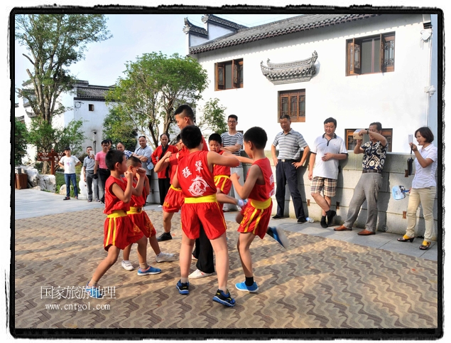 6月20日，小朋友們和中國(guó)武術(shù)愛(ài)好者們?cè)诮魇℃脑纯h熹園景區(qū)表演中國(guó)傳統(tǒng)的中國(guó)武術(shù)功夫，吸引許多游人前來(lái)駐足觀看。當(dāng)日是中國(guó)傳統(tǒng)的端午節(jié)，江西省婺源縣的中國(guó)武術(shù)愛(ài)好者們通過(guò)表演中國(guó)武術(shù)功夫，打太極，表演了少林棍、硬氣功、自選拳等少林寺功夫，讓孩子們從小學(xué)習(xí)中國(guó)武術(shù)，傳承中國(guó)武德，感受先人過(guò)端午的氛圍。