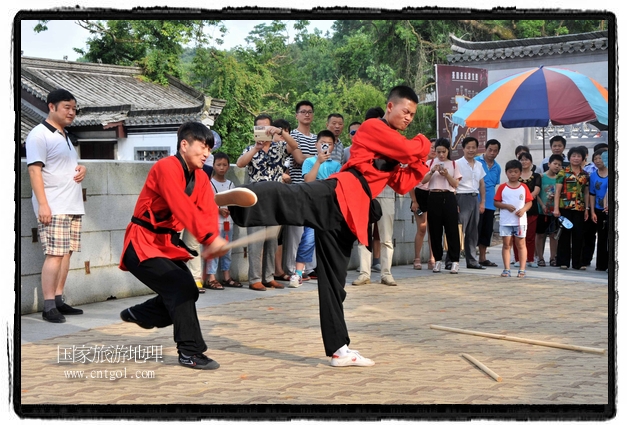 6月20日，小朋友們和中國(guó)武術(shù)愛(ài)好者們?cè)诮魇℃脑纯h熹園景區(qū)表演中國(guó)傳統(tǒng)的中國(guó)武術(shù)功夫，吸引許多游人前來(lái)駐足觀看。當(dāng)日是中國(guó)傳統(tǒng)的端午節(jié)，江西省婺源縣的中國(guó)武術(shù)愛(ài)好者們通過(guò)表演中國(guó)武術(shù)功夫，打太極，表演了少林棍、硬氣功、自選拳等少林寺功夫，讓孩子們從小學(xué)習(xí)中國(guó)武術(shù)，傳承中國(guó)武德，感受先人過(guò)端午的氛圍。