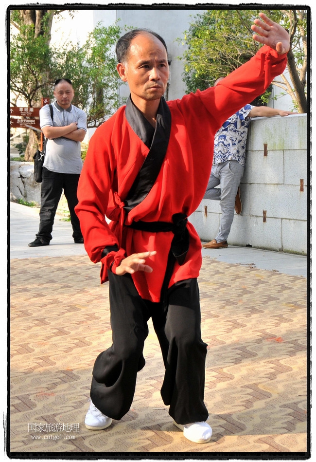 6月20日，小朋友們和中國(guó)武術(shù)愛(ài)好者們?cè)诮魇℃脑纯h熹園景區(qū)表演中國(guó)傳統(tǒng)的中國(guó)武術(shù)功夫，吸引許多游人前來(lái)駐足觀看。當(dāng)日是中國(guó)傳統(tǒng)的端午節(jié)，江西省婺源縣的中國(guó)武術(shù)愛(ài)好者們通過(guò)表演中國(guó)武術(shù)功夫，打太極，表演了少林棍、硬氣功、自選拳等少林寺功夫，讓孩子們從小學(xué)習(xí)中國(guó)武術(shù)，傳承中國(guó)武德，感受先人過(guò)端午的氛圍。